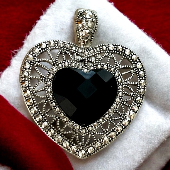 Jewelry - 🖤Heart Shaped Magnetic Pendant